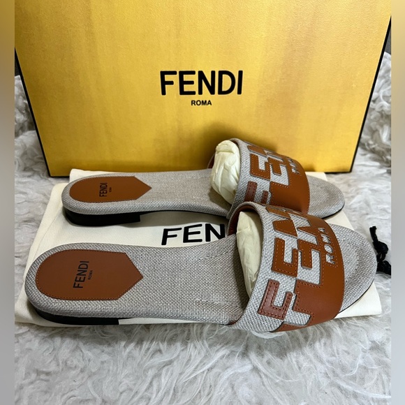 Fendi Logo Slides - Picture 4 of 7